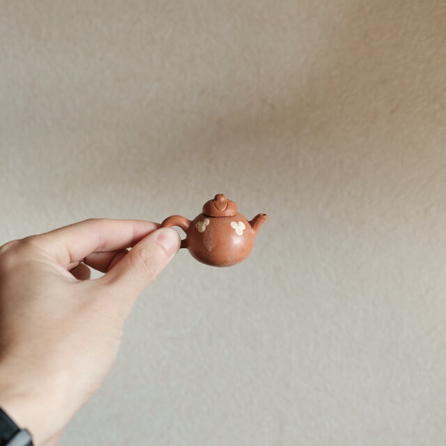 小ぶりで可愛い◇中国産 小ぶり陶器製ミニチュア急須 インテリア
