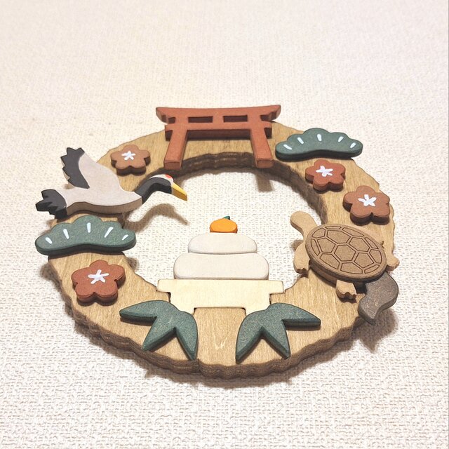 受注制作】木製お正月リース 鶴と亀と鏡餅｜松竹梅の縁起飾り ⛩ 和