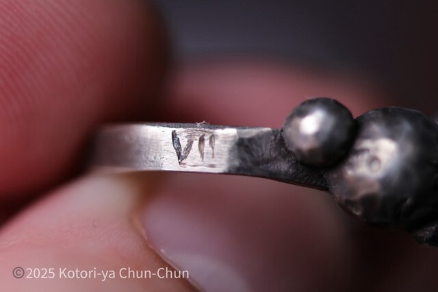 7つの顔をもつ指輪】レア蛍光ダイヤモンド・デザインシルバー