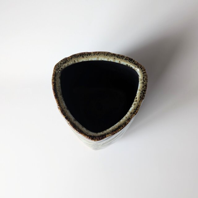 海鼠釉三角花入 【手仕事 民藝 和 陶器】 | iichi 日々の暮らしを