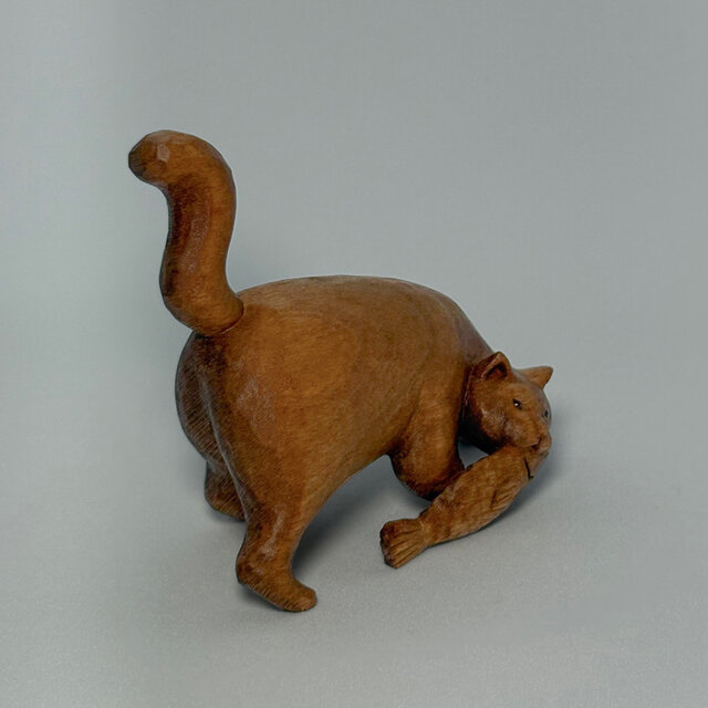 木彫り猫 彫刻作品｜片掌サイズ｜#006（魚をくわえた猫） | iichi 日々