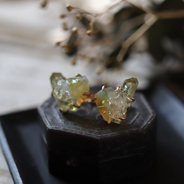 オパールとアパタイトのピアス | iichi 日々の暮らしを心地よく