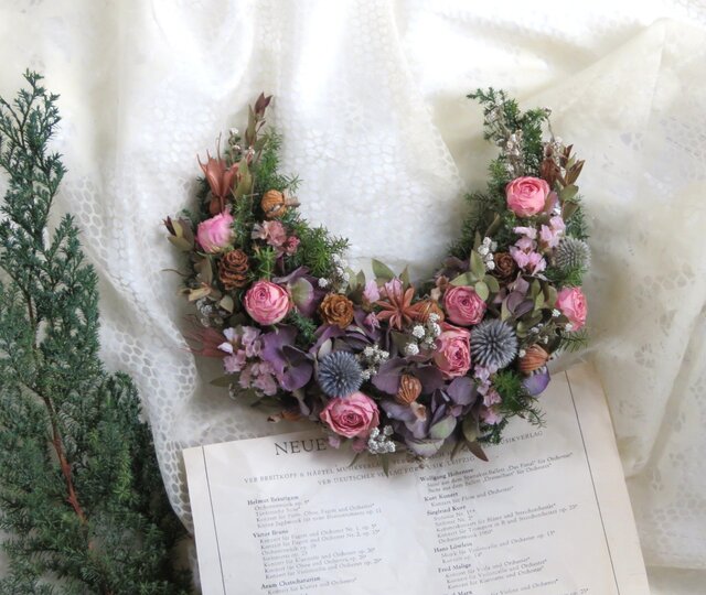 ジャナと秋色紫陽花の三日月リース | iichi 日々の暮らしを