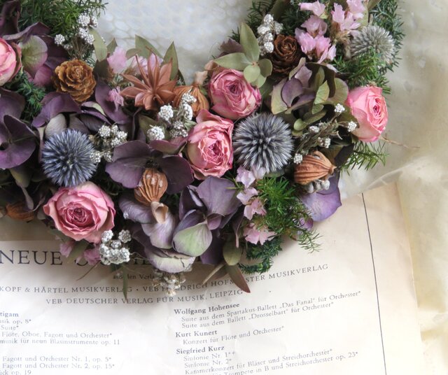 ジャナと秋色紫陽花の三日月リース | iichi 日々の暮らしを