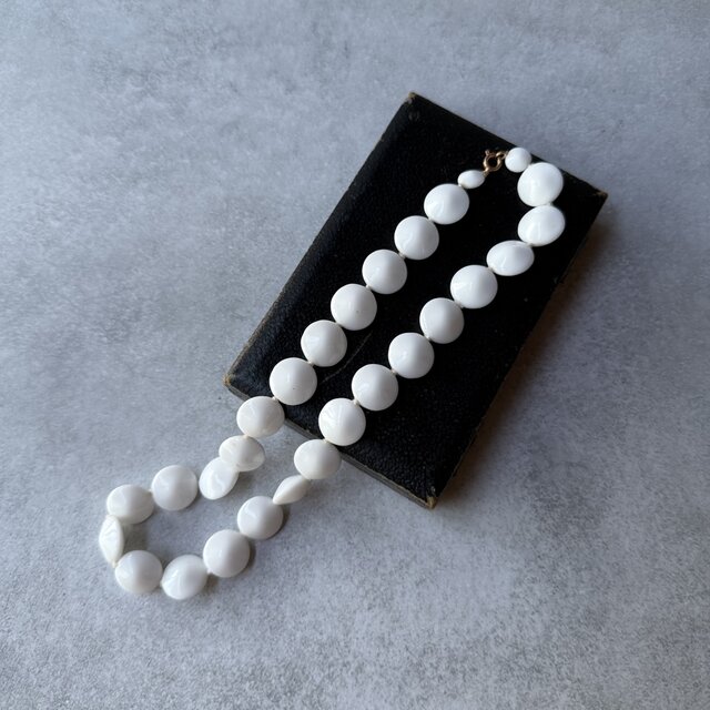 255ヴィンテージ ミルクキャンディの首飾り – ミルクガラスネックレス