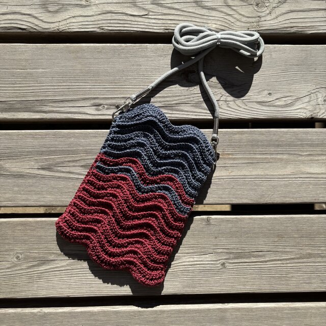 なみなみ模様のスマホショルダー⑦〈ダークブルー×ボルドー〉