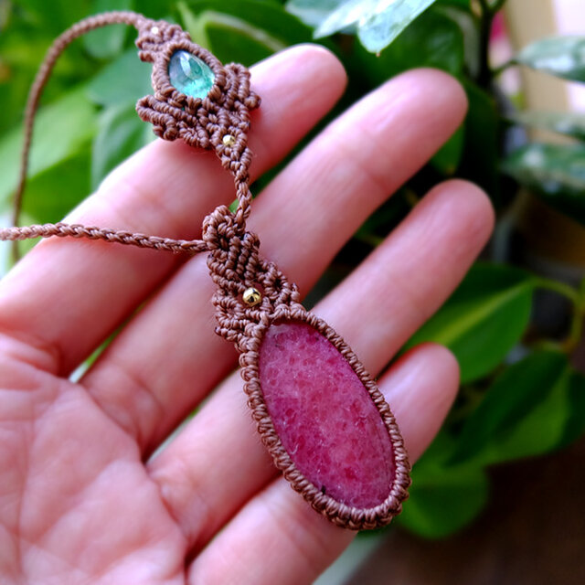 深璦』ロードナイトとロードナイトシリカのマクラメペンダント