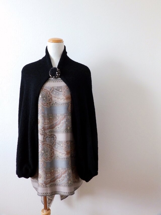 黒いウールループのマーガレット・ブローチ付き