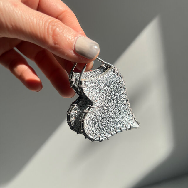 Stitchy Heart【レザーピアス】“silver”