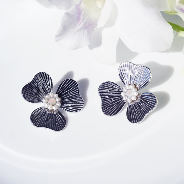 オパールと真珠によるカトレアの花・イヤリング・シルバー有