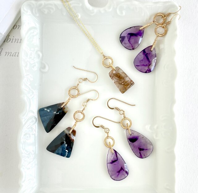 水晶 クリスタル フラワーカービング 揺れるピアス イヤリングに変更