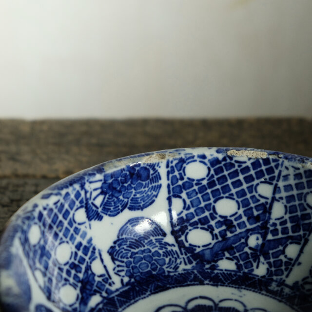 1750年～1770年代　古伊万里　雪輪草花文染付碗　金継　骨董品　見込蛇目秞剥 1750年～1770年代 古伊万里 雪輪草花文染付碗 金継 骨董品 見込