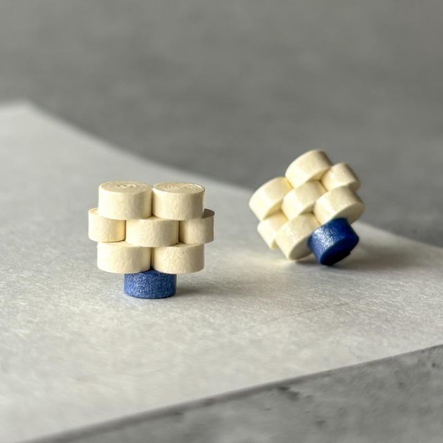 冬の定番色｜知的ネイビー×白練 2トーンピアス（イヤリング）｜1g以下・サージカルステンレス・和モダン・通勤/オフィス