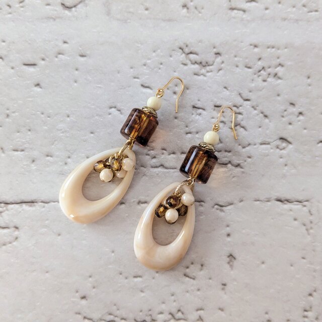 金具変更OK　べっこう色チューブとミルクベージュのしずくイヤーアクセサリー（P1089）