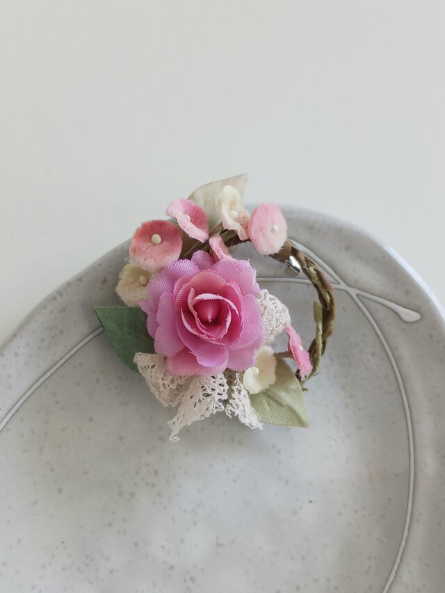 染め布花☆薔薇と小花のリースブローチ | iichi 日々の暮らしを