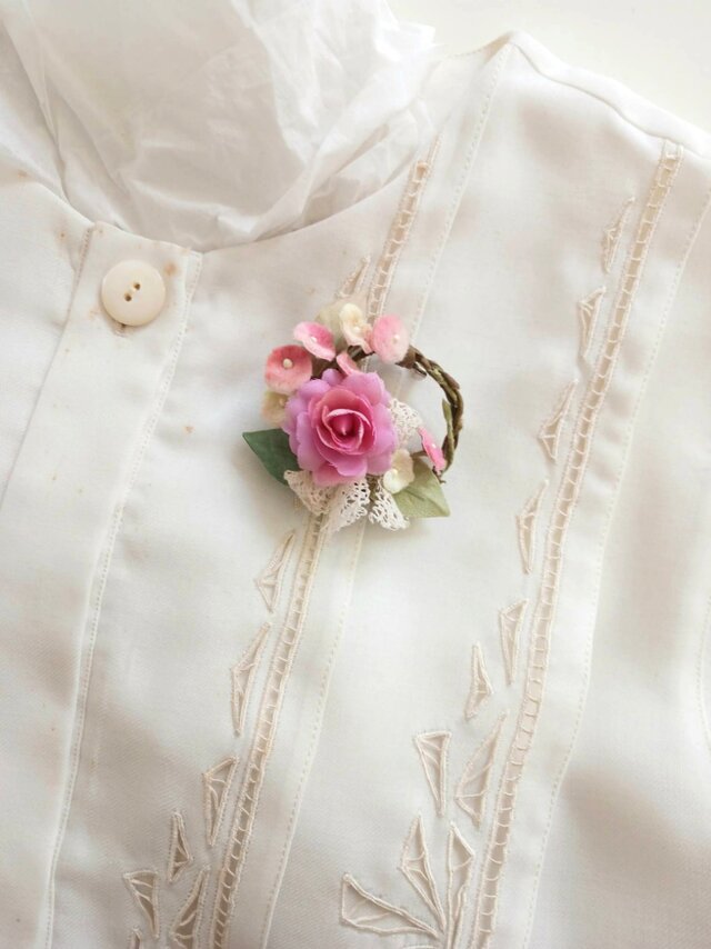 染め布花☆薔薇と小花のリースブローチ | iichi 日々の暮らしを