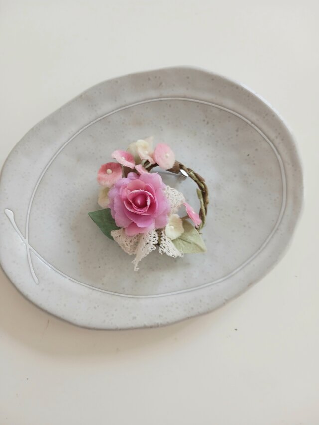 染め布花☆薔薇と小花のリースブローチ | iichi 日々の暮らしを