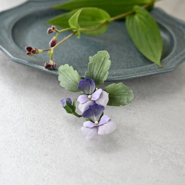 布花 アンティークパープルビオラの個性的なブローチ。プレゼントに