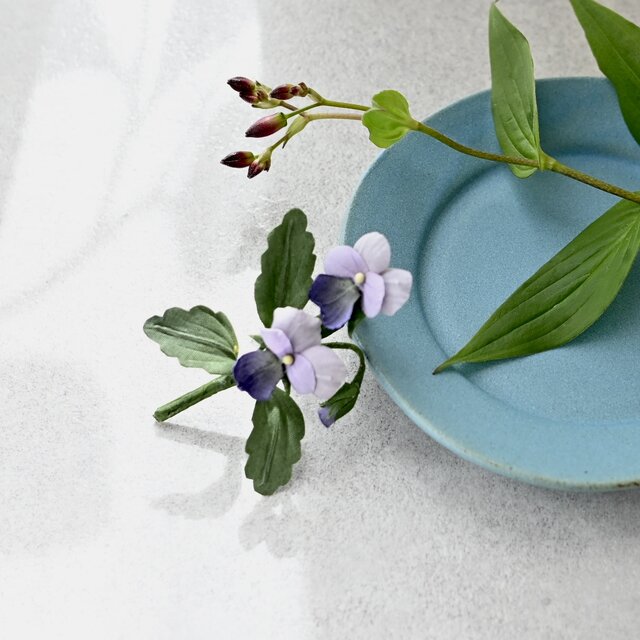 布花 アンティークパープルビオラの個性的なブローチ。プレゼントに