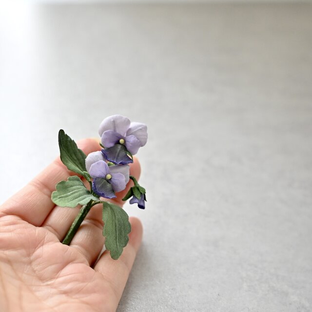 布花 アンティークパープルビオラの個性的なブローチ。プレゼントに