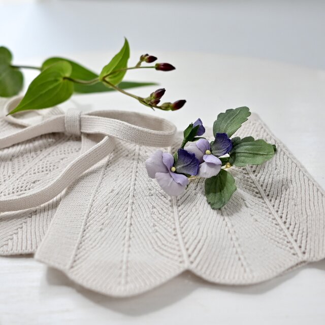 布花 アンティークパープルビオラの個性的なブローチ。プレゼントに