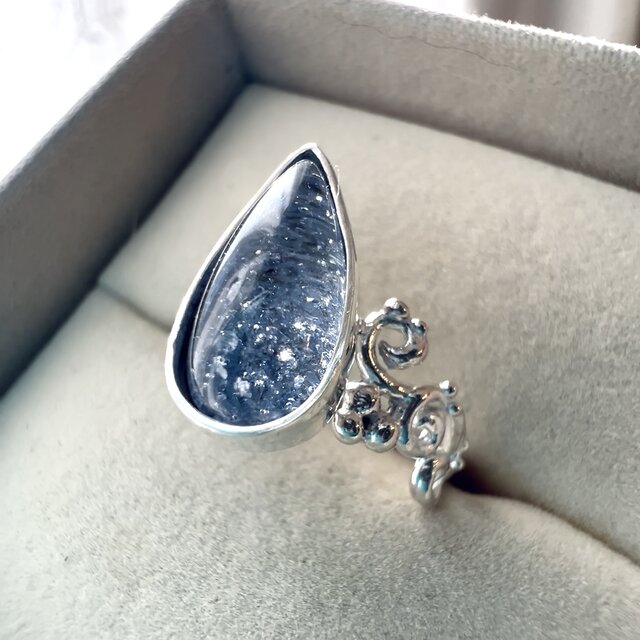 Dumortierite in Quartz 夜空のリング