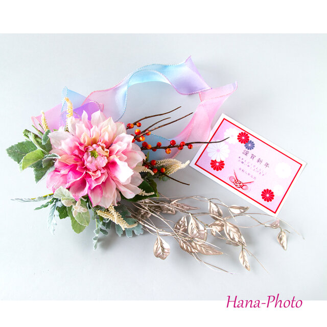 新作＞大輪のピンクのツバキとゴールドの華やぎお正月スワッグ (527