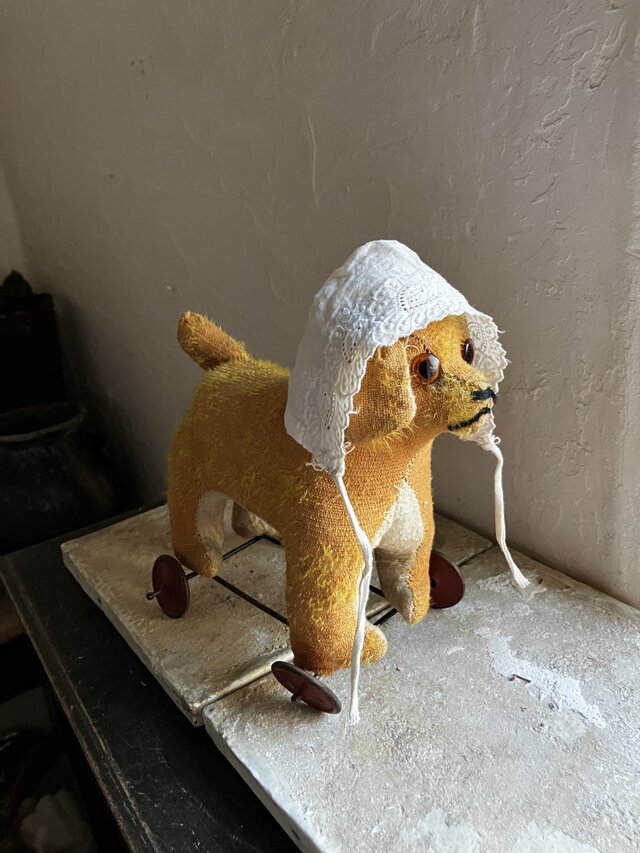 フランス　帽子をかぶった　ひよこ色のわんこ　車付き