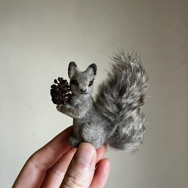 西ドイツ Wagner グレー ふわふわしっぽのリス | iichi 日々の暮らしを