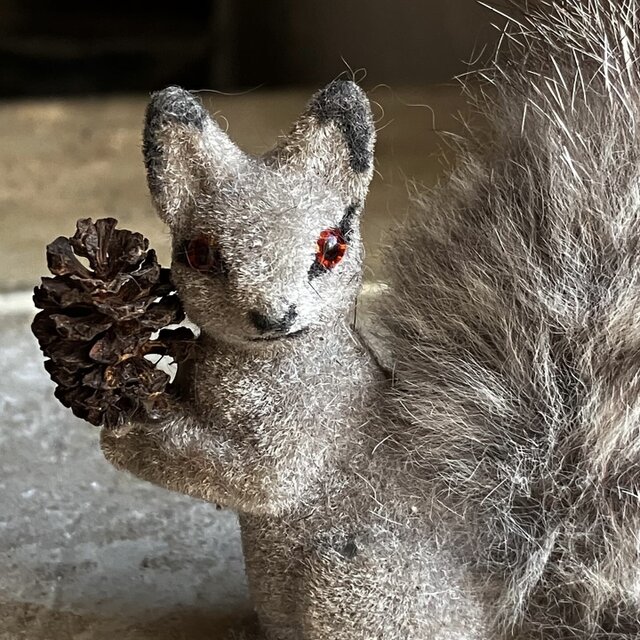 西ドイツ Wagner グレー ふわふわしっぽのリス | iichi 日々の暮らしを