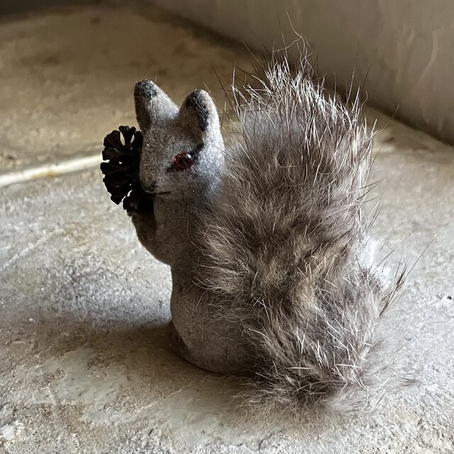 西ドイツ Wagner グレー ふわふわしっぽのリス | iichi 日々の暮らしを