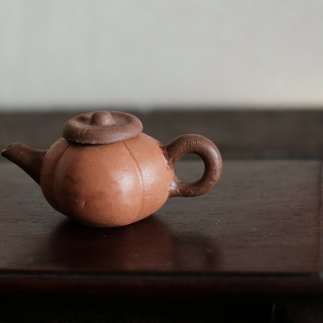 小さい花模様の陶器瓦　古瓦　古美術　骨董品　古道具　ミニチュア 小ぶりで可愛い◇中国産 小ぶり陶器製ミニチュア急須 インテリア