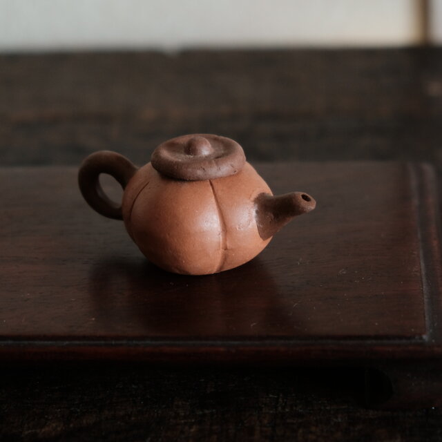 小ぶりで可愛い◇中国産 小ぶり陶器製ミニチュア急須 インテリア
