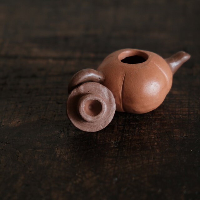 小ぶりで可愛い◇中国産 小ぶり陶器製ミニチュア急須 インテリア
