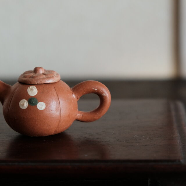 小ぶりで可愛い◇中国産 小ぶり陶器製ミニチュア急須 インテリア
