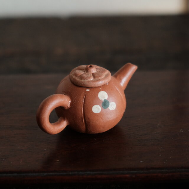 小ぶりで可愛い◇中国産 小ぶり陶器製ミニチュア急須 インテリア