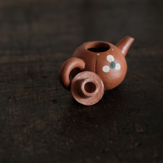 小ぶりで可愛い◇中国産 小ぶり陶器製ミニチュア急須 インテリア
