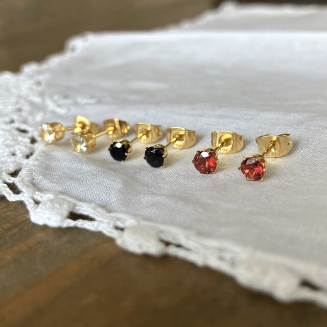 プレナイトと小粒天然石のピアス Topaz + Spinel + Garnet：小さな天然石ピアスのスペシャル