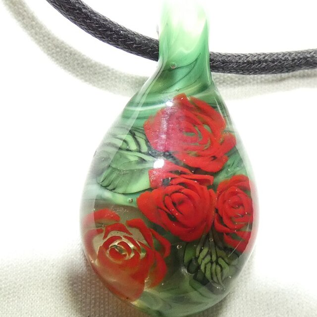 四つの赤い薔薇 （ガラス、トンボ玉、一点物、伝統工芸、薔薇 