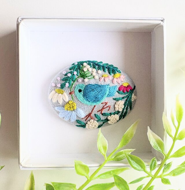 ことりと草花の刺繍ブローチ(botanical）#418
