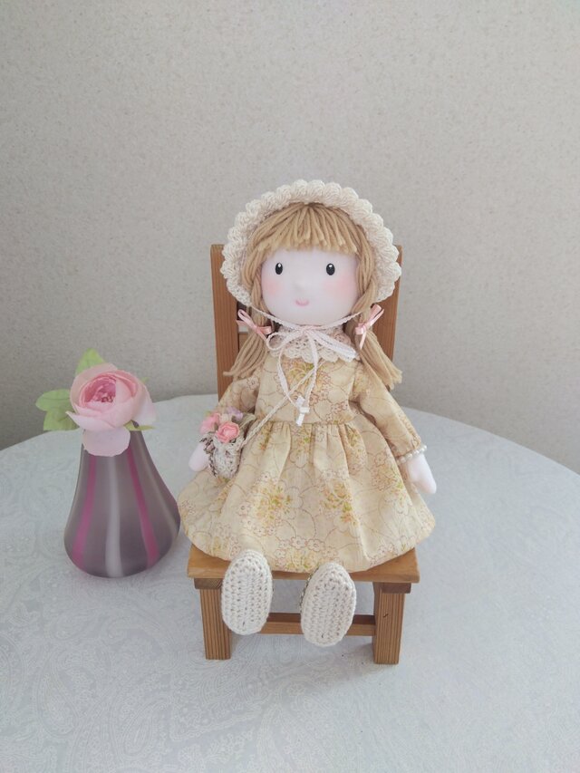 女の子ドール(黄色花模様のワンピ)