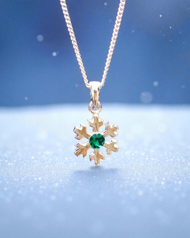 【プレゼントにも】 クリスタルが煌めく雪の結晶ネックレス　エメラルド　金具の色が選べます