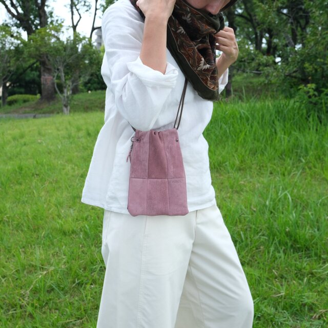 【国産ジビエ鹿革】ツギシカ・スマートフォンポシェット【紅杉／屋久杉に潜む、赤土の力に満ちたアッシュピンク】