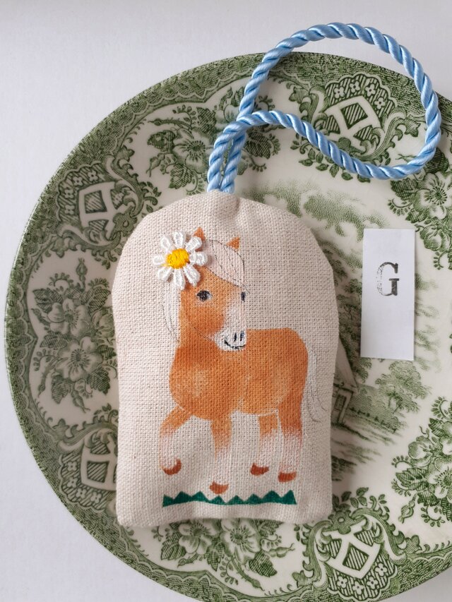 小さな馬のお守り　G　　ヒナギクの飾りのバターカップちゃん