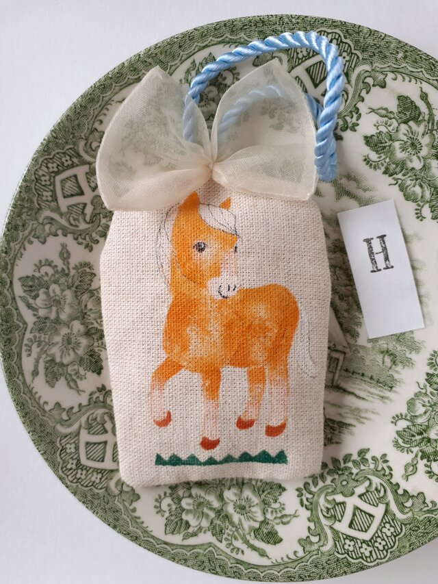 小さな馬のお守り　H　シフォンのリボンのバターカップちゃん