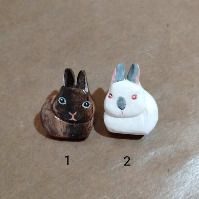 彩色木彫刻ピンバッジ　うさぎ　NO.1クロガキ　NO.2ヒノキ