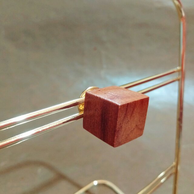 木製ピンバッジ　CUBE　アサンスギ