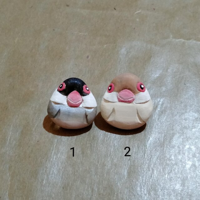 彩色木彫刻ピンバッジ　文鳥