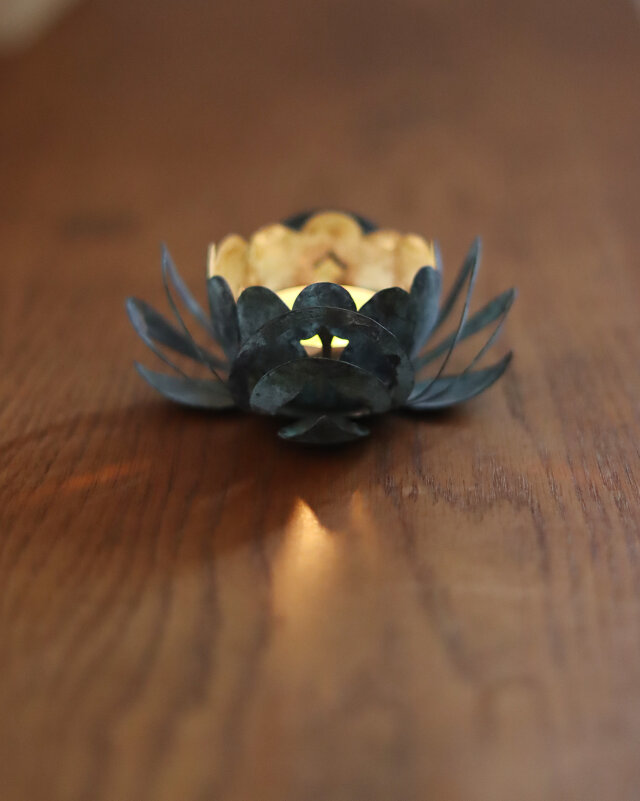 レトロ　蓮の花形開閉式真鍮製キャンドルホルダー　仏具 レトロ 蓮の花形開閉式真鍮製キャンドルホルダー 仏具 カピスシェル 蓮