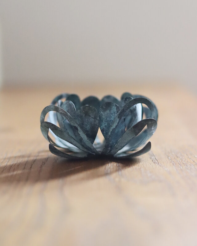 蓮型の真鍮キャンドルホルダー [ ハスアカリ緑青 ] | iichi 日々の